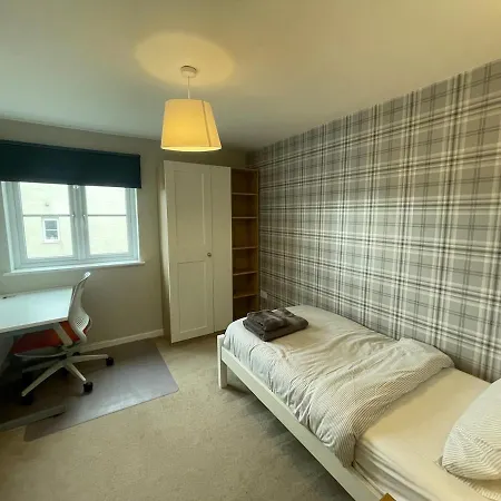 Semesterbostad Entire 3 Bedroom House In Suburban Area *