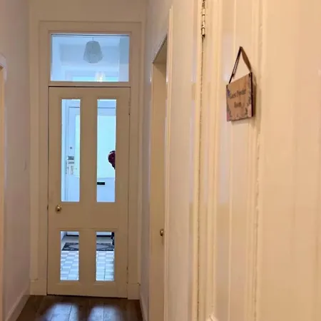 Charming With Private Bathroom In Centre בית אירוח