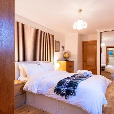 Bright, Spacious House * إدنبرة