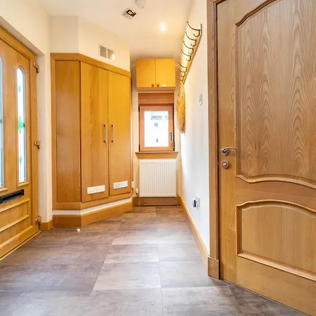 Family Friendly 3br Townhouse With 6 Beds And Parking Nyaraló