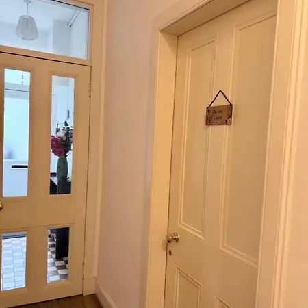 בית אירוח Charming With Private Bathroom In Centre *