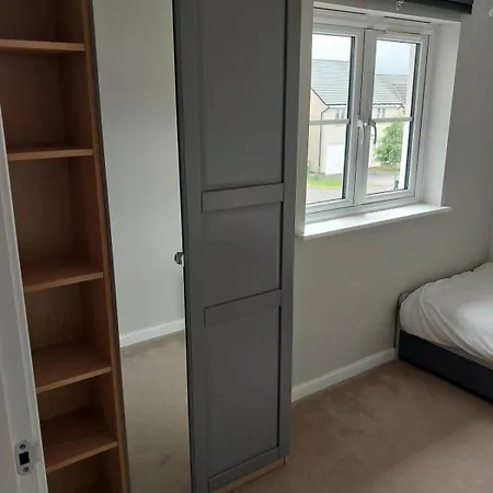 Entire 3 Bedroom House In Suburban Area * Edinburgh