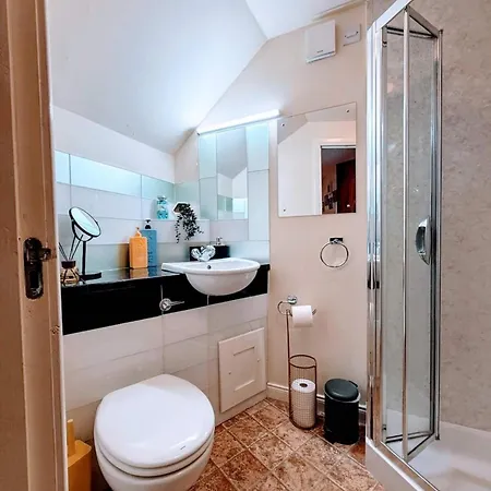 בית נופש Charming Center With Free Parking