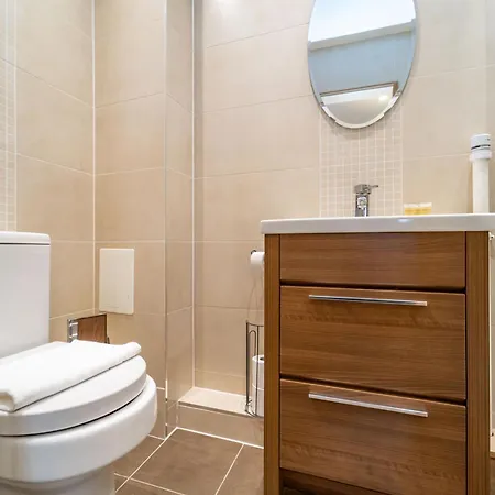 Nyaraló Family Friendly 3br Townhouse With 6 Beds And Parking