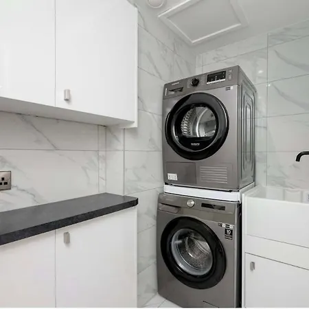 Luxury Waterfront Retreat For Groups Holiday home Edinburgh