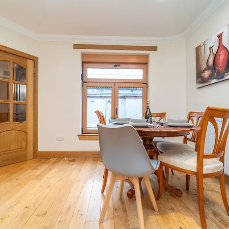 Nyaraló Family Friendly 3br Townhouse With 6 Beds And Parking