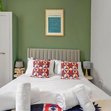 Stylish 2-bed Garden *