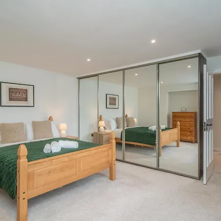 Σπίτι διακοπών Spacious 5-bed With Garden Parking - Pass The Keys