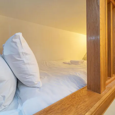 Family Friendly 3br Townhouse With 6 Beds And Parking *