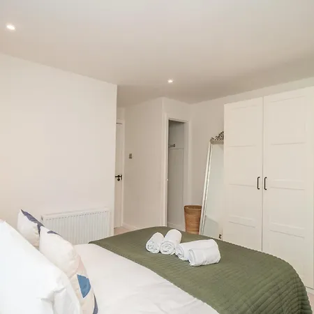 Spacious 5-bed With Garden Parking - Pass The Keys * Edinburgh