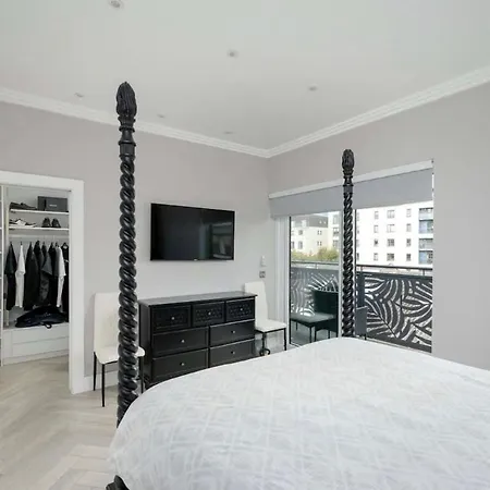 Luxury Waterfront Retreat For Groups *