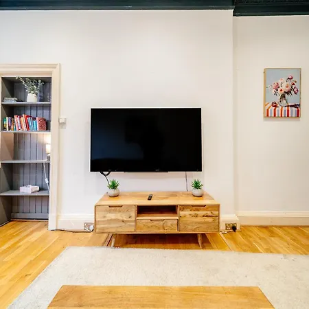 Mcdonalds House 12 Guests 10 Beds 15' Centre *