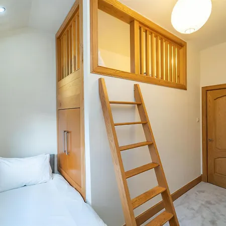 Family Friendly 3br Townhouse With 6 Beds And Parking Эдинбург