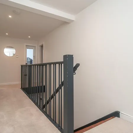 Spacious 5-bed With Garden Parking - Pass The Keys בית נופש