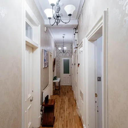 Monty's - 10 Guests 7 Beds Centre