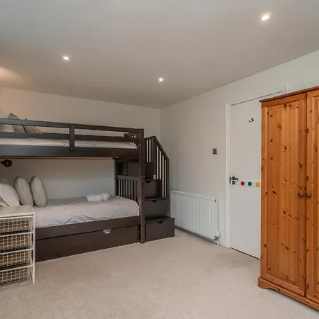 בית נופש Spacious 5-bed With Garden Parking - Pass The Keys