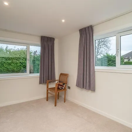 Spacious 5-bed With Garden Parking - Pass The Keys בית נופש