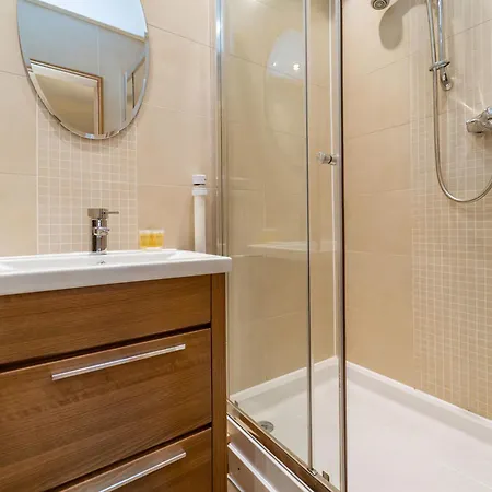 Family Friendly 3br Townhouse With 6 Beds And Parking *