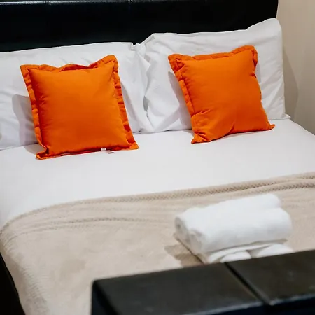 Mcdonalds House 12 Guests 10 Beds 15' Centre * Edynburg