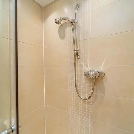 Family Friendly 3br Townhouse With 6 Beds And Parking * Эдинбург