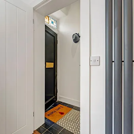 Stylish 2-bed Garden Villa *