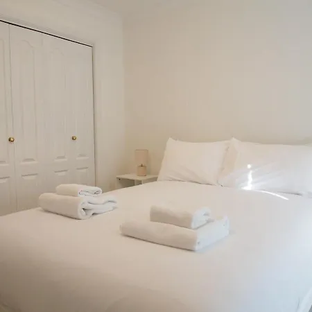 Fettes - Homely 2bd In Quiet Development *