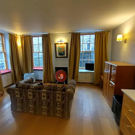 Cosy In Historic New Town Appartamento