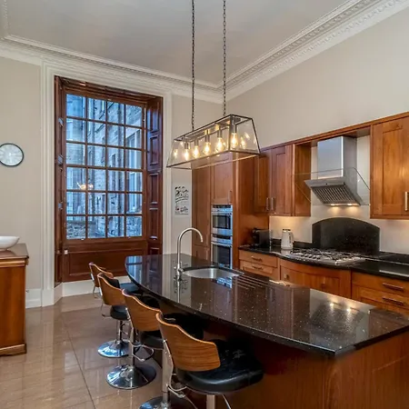 Georgian Elegance With Patio Garden West End - Pass The Keys דירה *