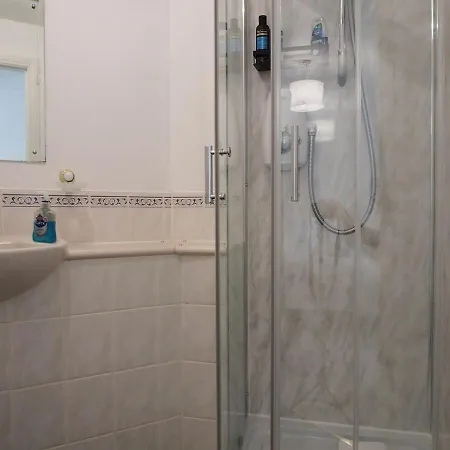 Daire Fettes - Homely 2bd In Quiet Development *