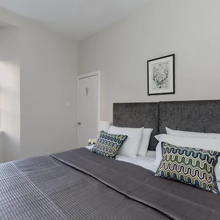 Grassmarket Modern Two Bedroom Apartment