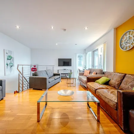 Weston's Penthouse Sleep 11, 8 Beds Free Parking *