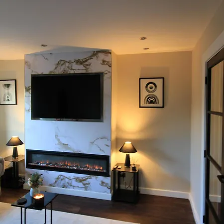 West Luxury 5 Bedroom *