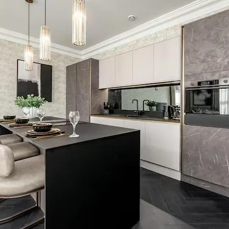 Near Transport - Hot Tub - Fireplace - Sleeps 2 Daire