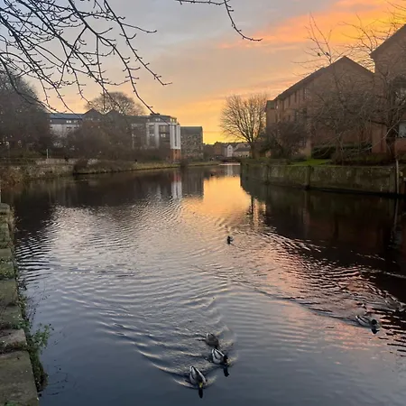 Cozy Flat On The Water Of Leith شقة