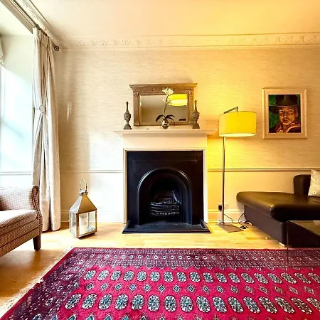 Cozy 1 Bed Garden Flat In The New Town Centre דירה