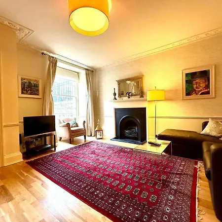 Cozy 1 Bed Garden Flat In The New Town Centre דירה *
