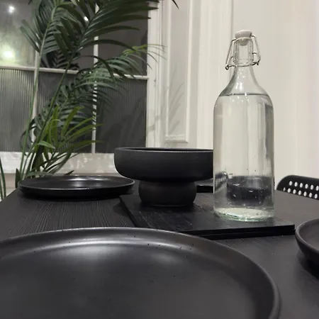 Modern & Cozy In Leith Walk