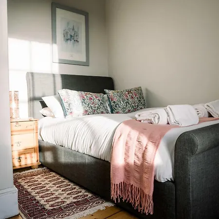 Apartment 3 Bed Traditional On Picturesque Victoria St *