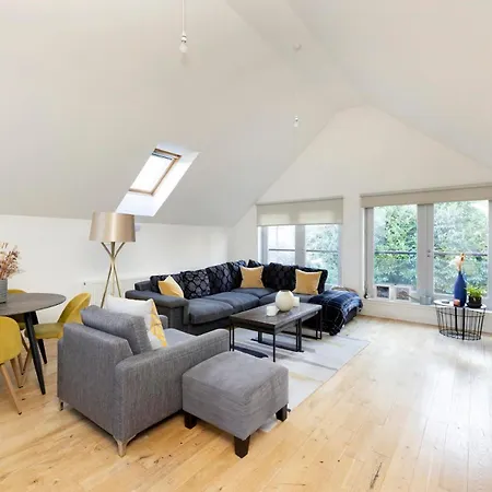 Chic 3-bedroom 2-storey House Near Centre With Free Parking 에든버러