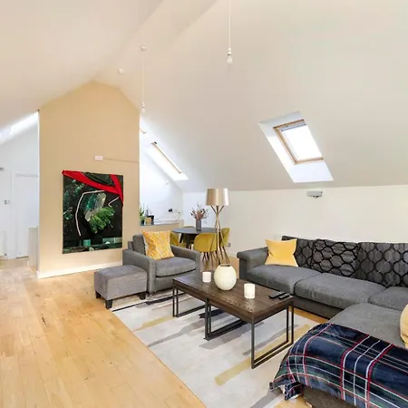 Chic 3-bedroom 2-storey House Near Centre With Free Parking