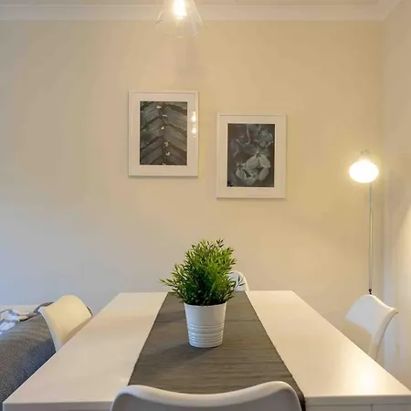 Tranquil 2 Bed Flat, Free Parking, Near Murrayfield & Centre Apartmán