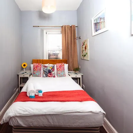 Calm, Cosy & Near Meadows 10