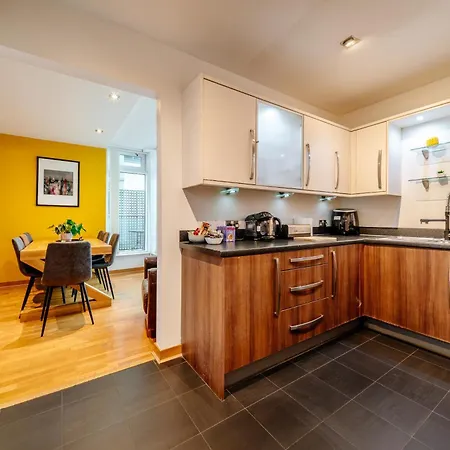 Weston's Penthouse Sleep 10, 6 Beds Free Parking