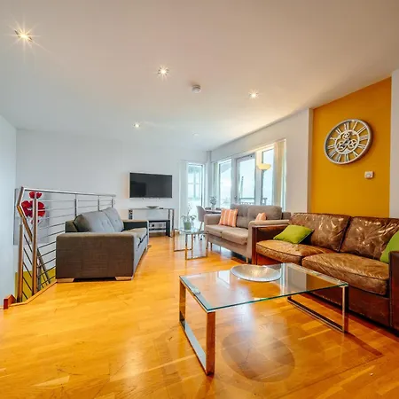 شقة Weston's Penthouse Sleep 10, 6 Beds Free Parking *