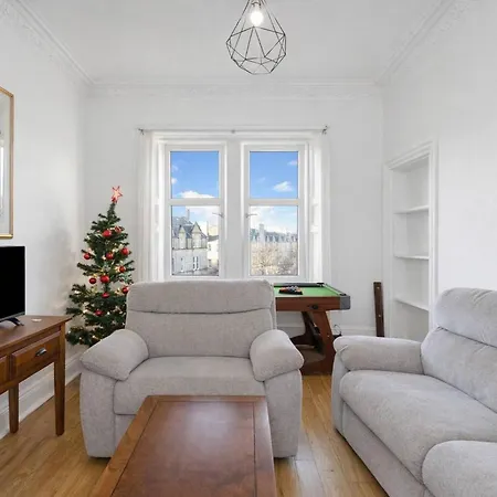 Bright 2 Bedroom Flat On Leith Walk * Edinburgh