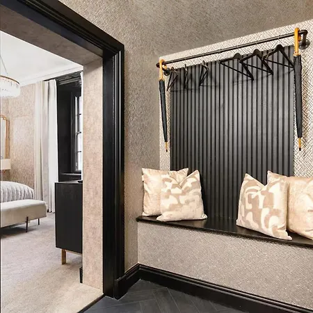 Near Transport - Hot Tub - Fireplace - Sleeps 2