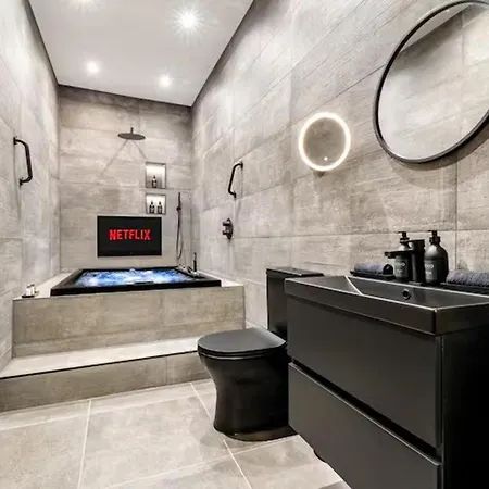 Near Transport - Hot Tub - Fireplace - Sleeps 2 *