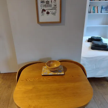 Cosy In Historic New Town *