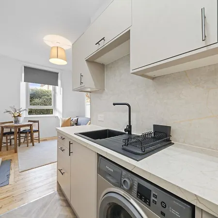City-close 1-bedroom - * Edynburg