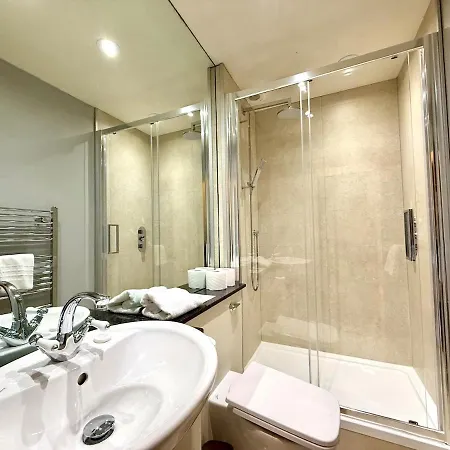 Cozy 1 Bed Garden Flat In The New Town Centre